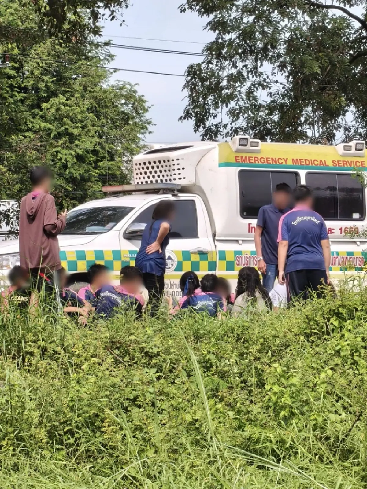 รถบัสทัศนศึกษา รร.อุตรดิตถ์ พลิกคว่ำลงข้างทาง นร.บาดเจ็บหลายราย