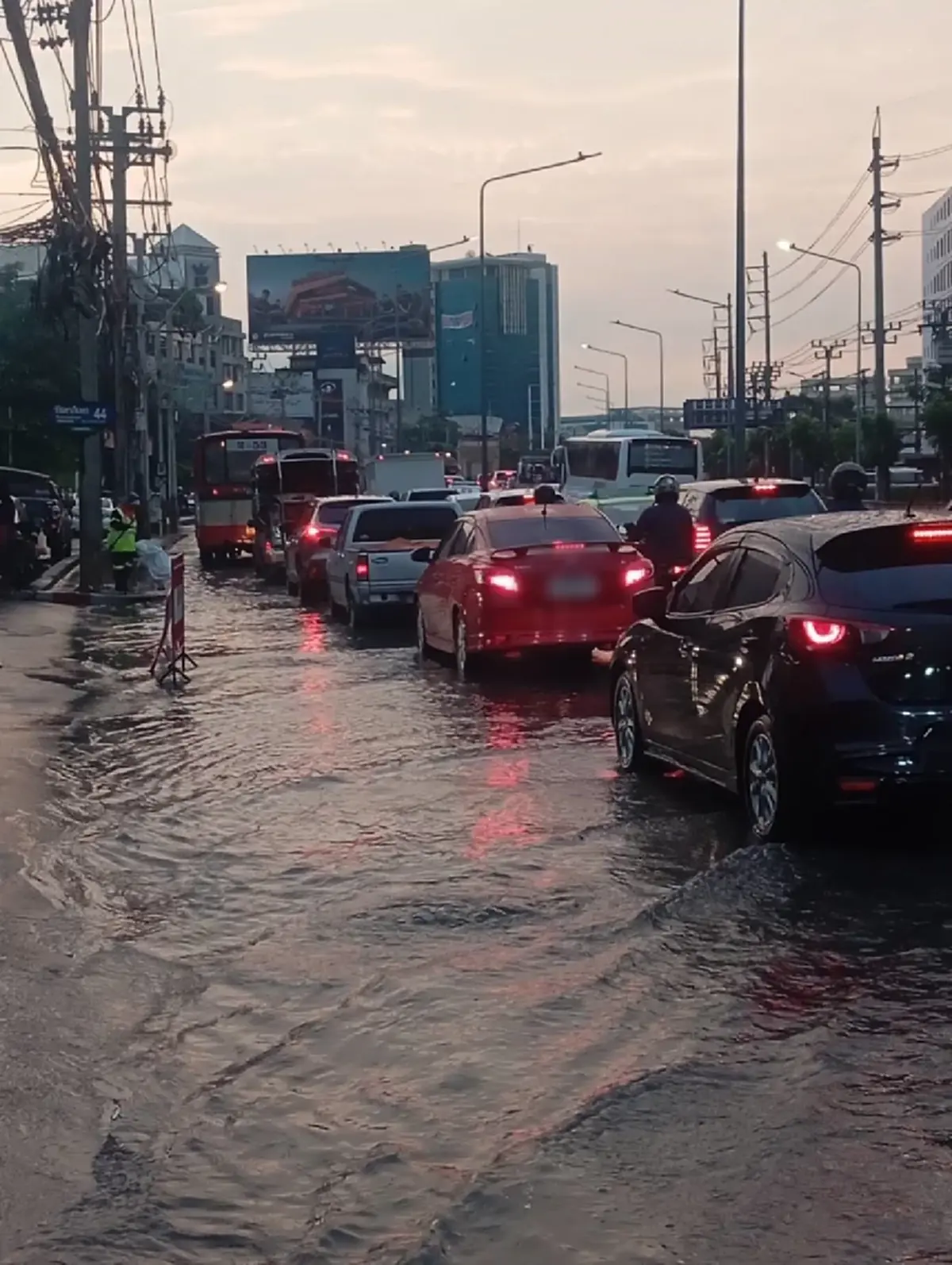 เช็กพื้นที่เลย กทม.แจ้งปิดการจราจร รถติดหนัก น้ำท่วมสูง