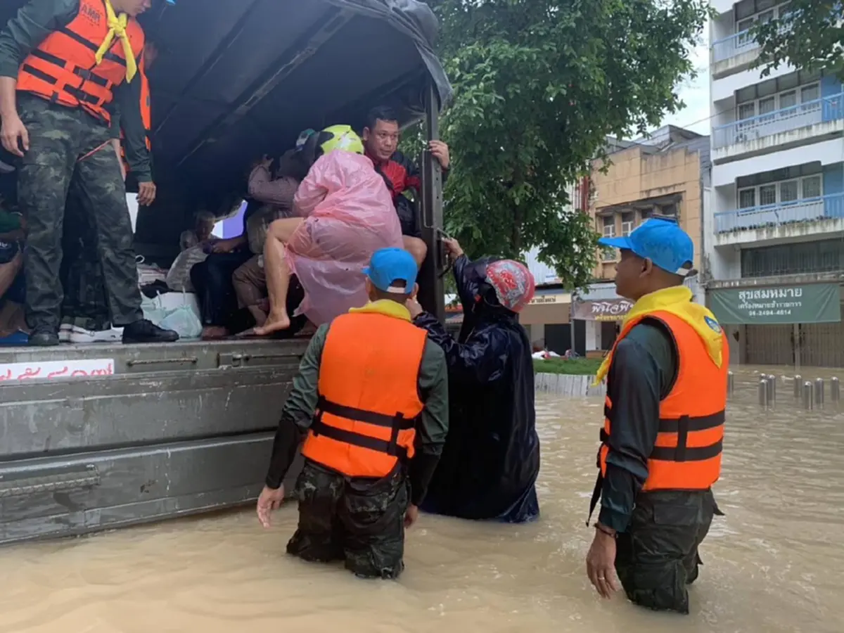 ทหารลุยน้ำช่วยชาวบ้านใต้ อพยพผู้สูงอายุหนีน้ำวิกฤต