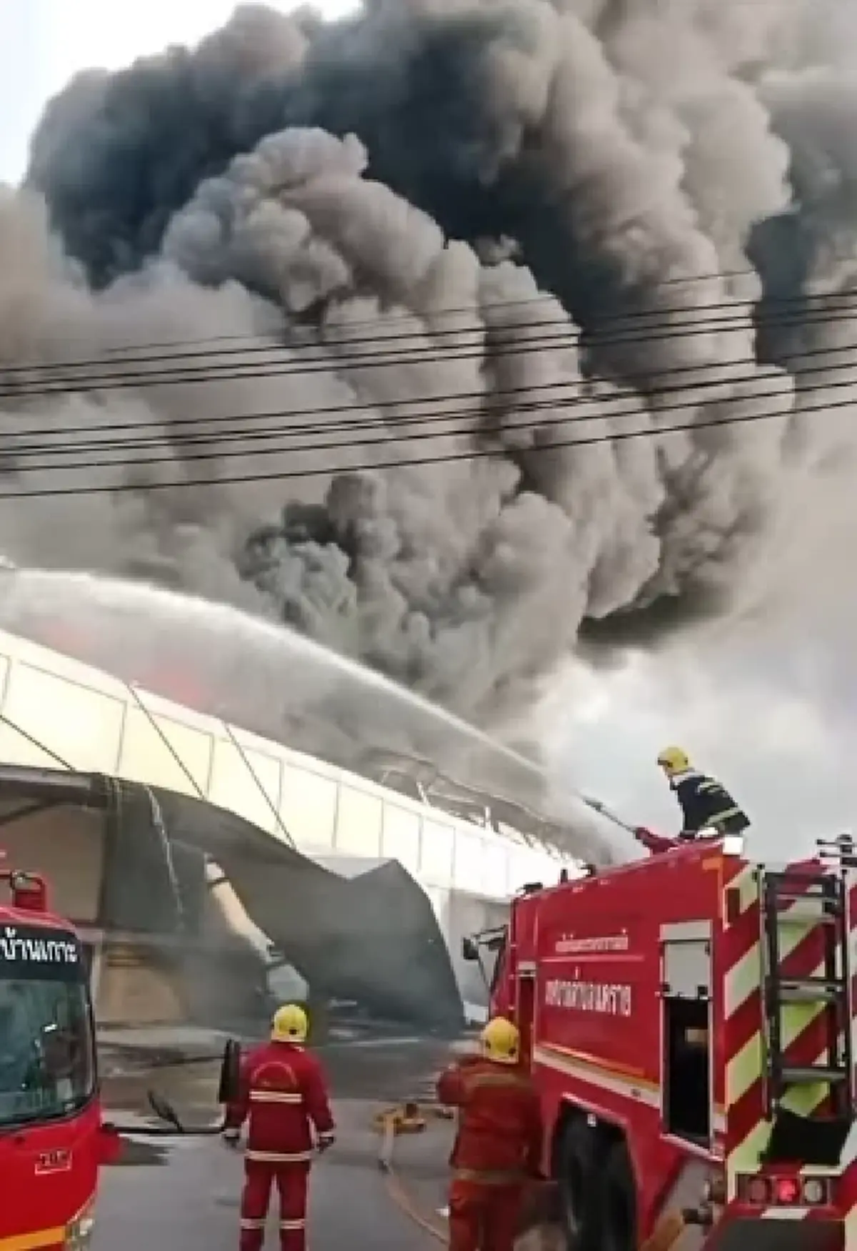 ด่วน! เหตุเพลิงไหม้โกดังเก็บพัสดุ จ.สมุทรสาคร เจ้าหน้าที่เข้าระงับเหตุ