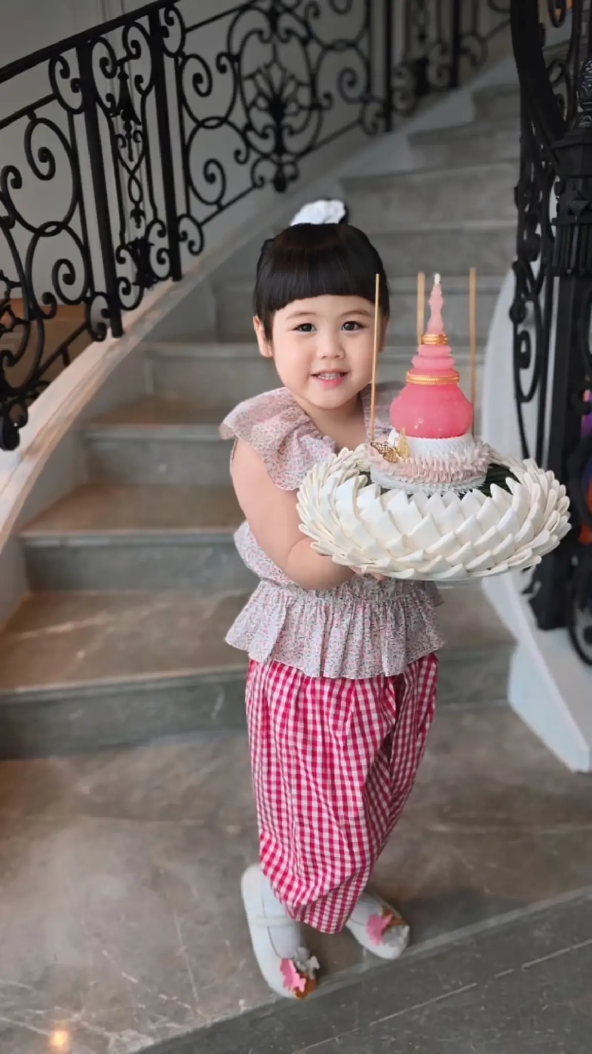 ชุดไทยน่ารักเกินต้าน “น้องแอบิเกล” สมกับเป็นขวัญใจมหาชนตัวจริง