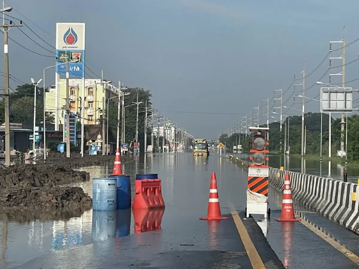 อ่างทองยังอ่วม! น้ำท่วม ทล.33 ป่าโมก–สุพรรณฯ ปิดสองฝั่งถนน