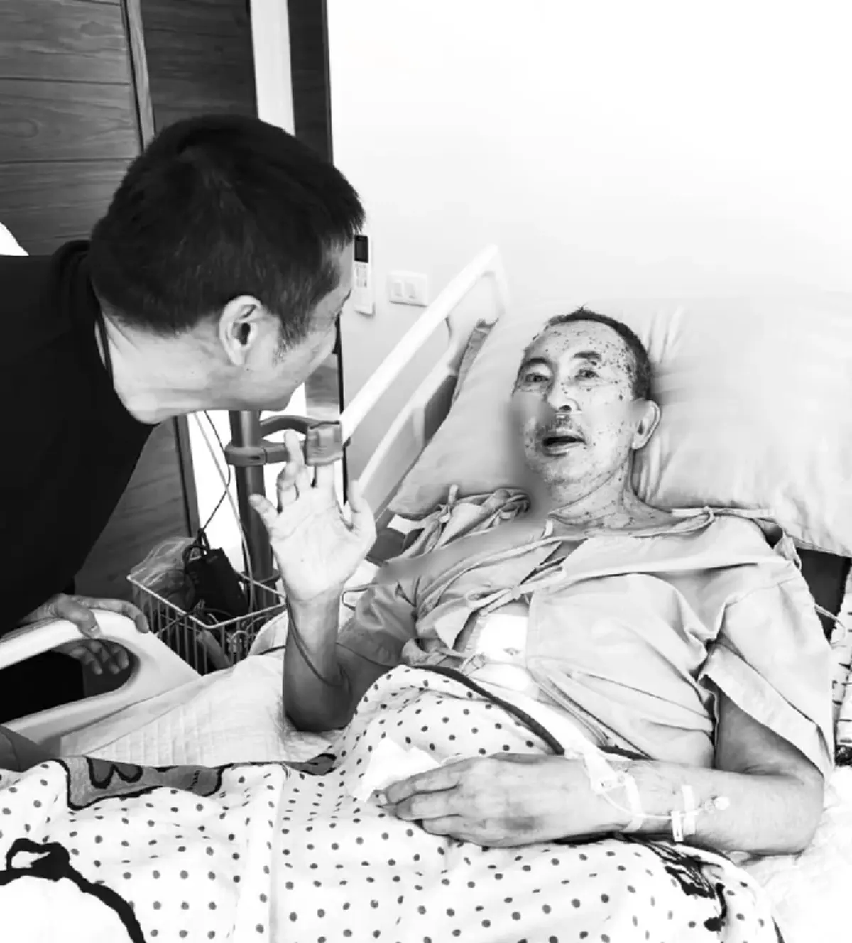 \"คุณหญิงแอร์\" เผยภาพจูบสุดท้าย ก่อนหม่อมเจ้าจุลเจิม บิดาสิ้นชีพิตักษัย