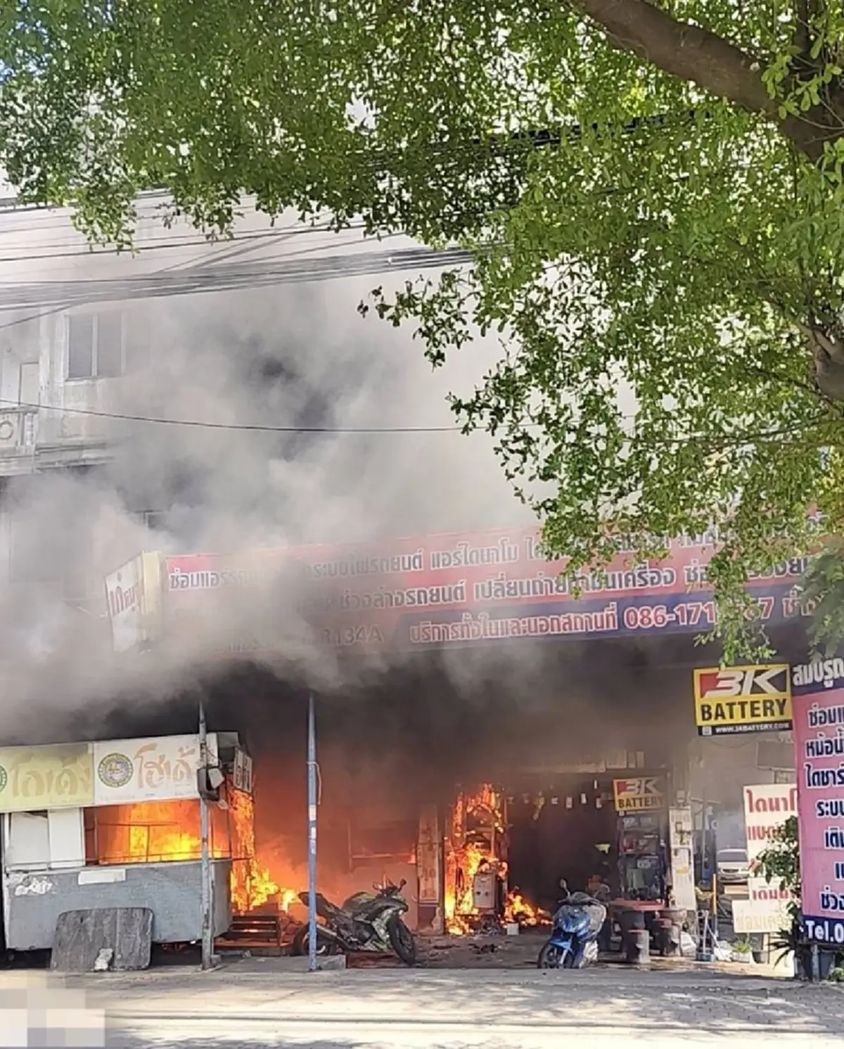 สลด ไฟไหม้อาคารพาณิชย์ ย่านพุทธมณฑลสาย 4 พบแม่ลูกเสียชีวิต 3 ราย