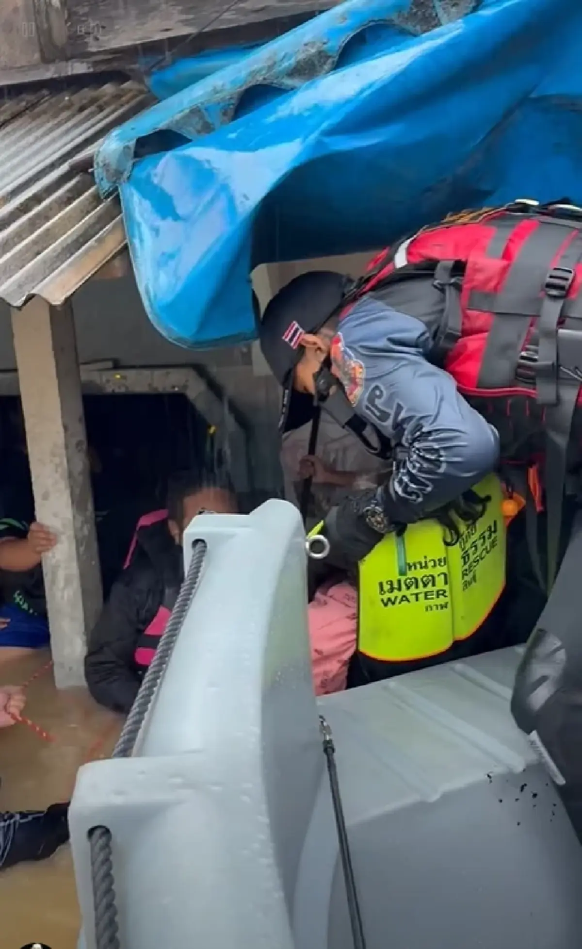 บีบหัวใจ "อาสาหนุ่ม" ช่วยน้ำท่วมหาดใหญ่ เสียงปลายสายแผ่วลงทุกที