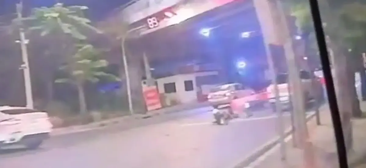 เปิดคลิปนาที SUV ขาว ฝ่าไฟแดงพุ่งชน จยย. และ BMW เจ็บเพียบ แยกทุ่งครุ