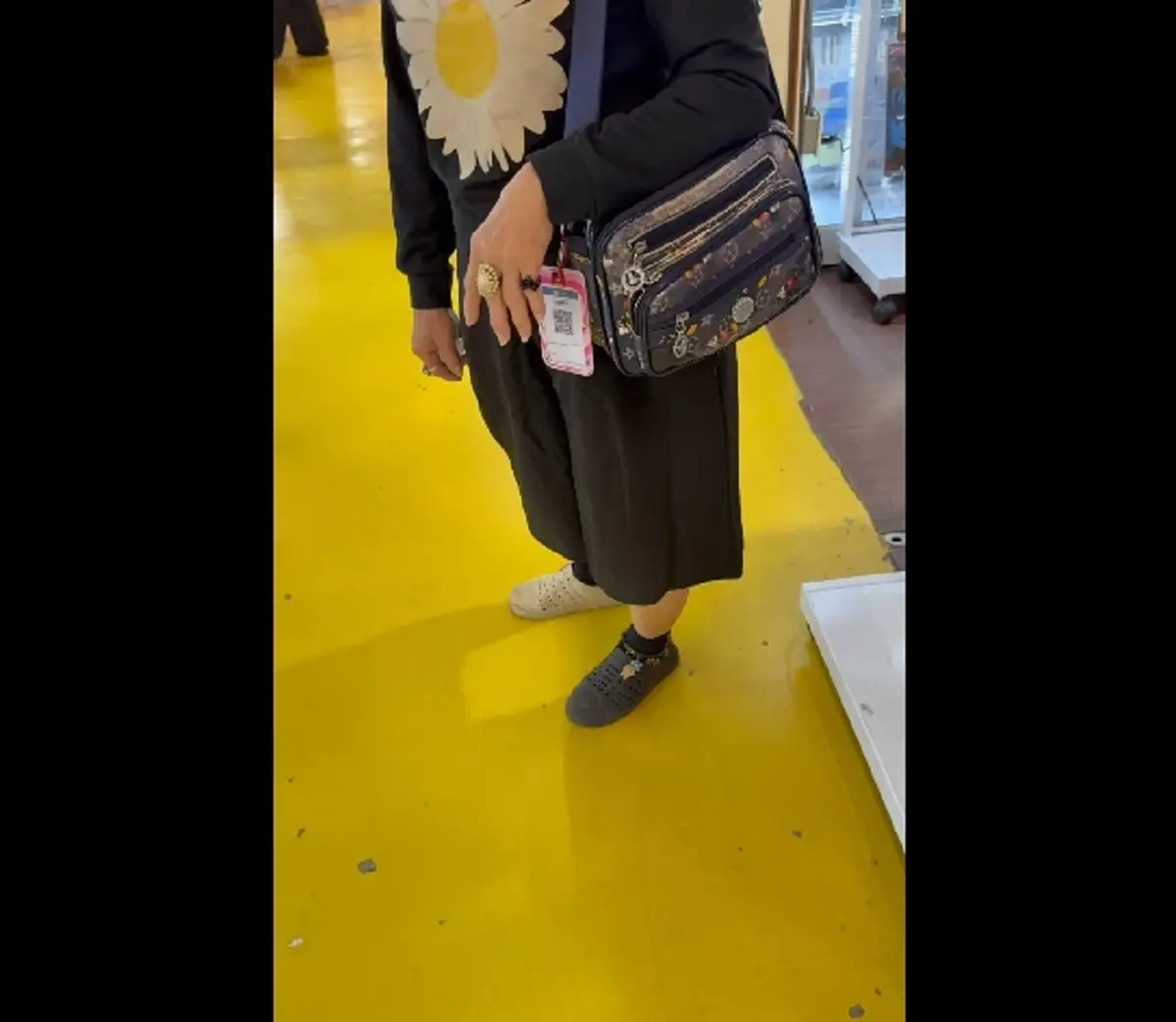 สาวดูของอยู่ดีๆ เจอแม่ค้าด่า ก่อนฟาดฝีปากกัน โดยเฉพาะคำสุดท้าย