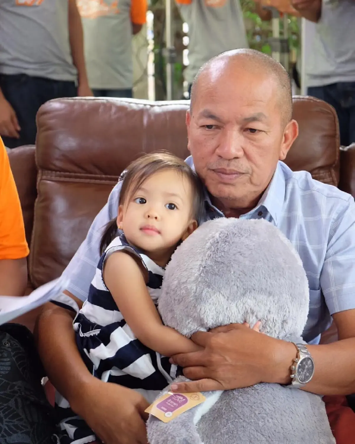 ทายาทคนบันเทิงในชุดไทย ทำเอาโซเชียลเดาไม่ถูกว่าเป็นลูกใคร