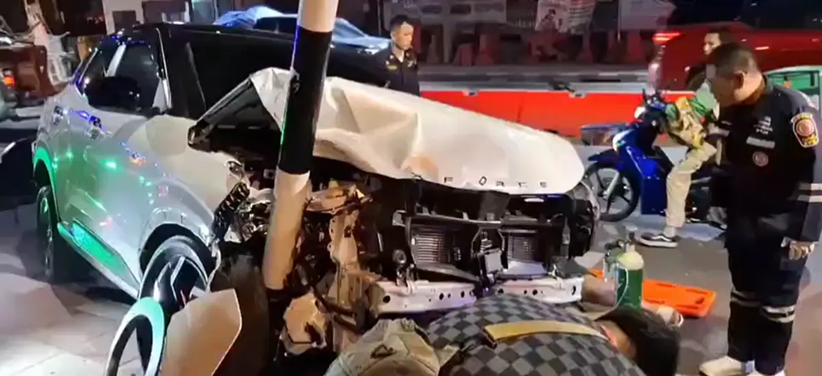 เปิดคลิปนาที SUV ขาว ฝ่าไฟแดงพุ่งชน จยย. และ BMW เจ็บเพียบ แยกทุ่งครุ