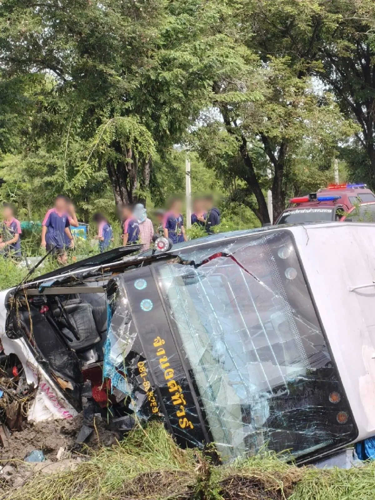 รถบัสทัศนศึกษา รร.อุตรดิตถ์ พลิกคว่ำลงข้างทาง นร.บาดเจ็บหลายราย