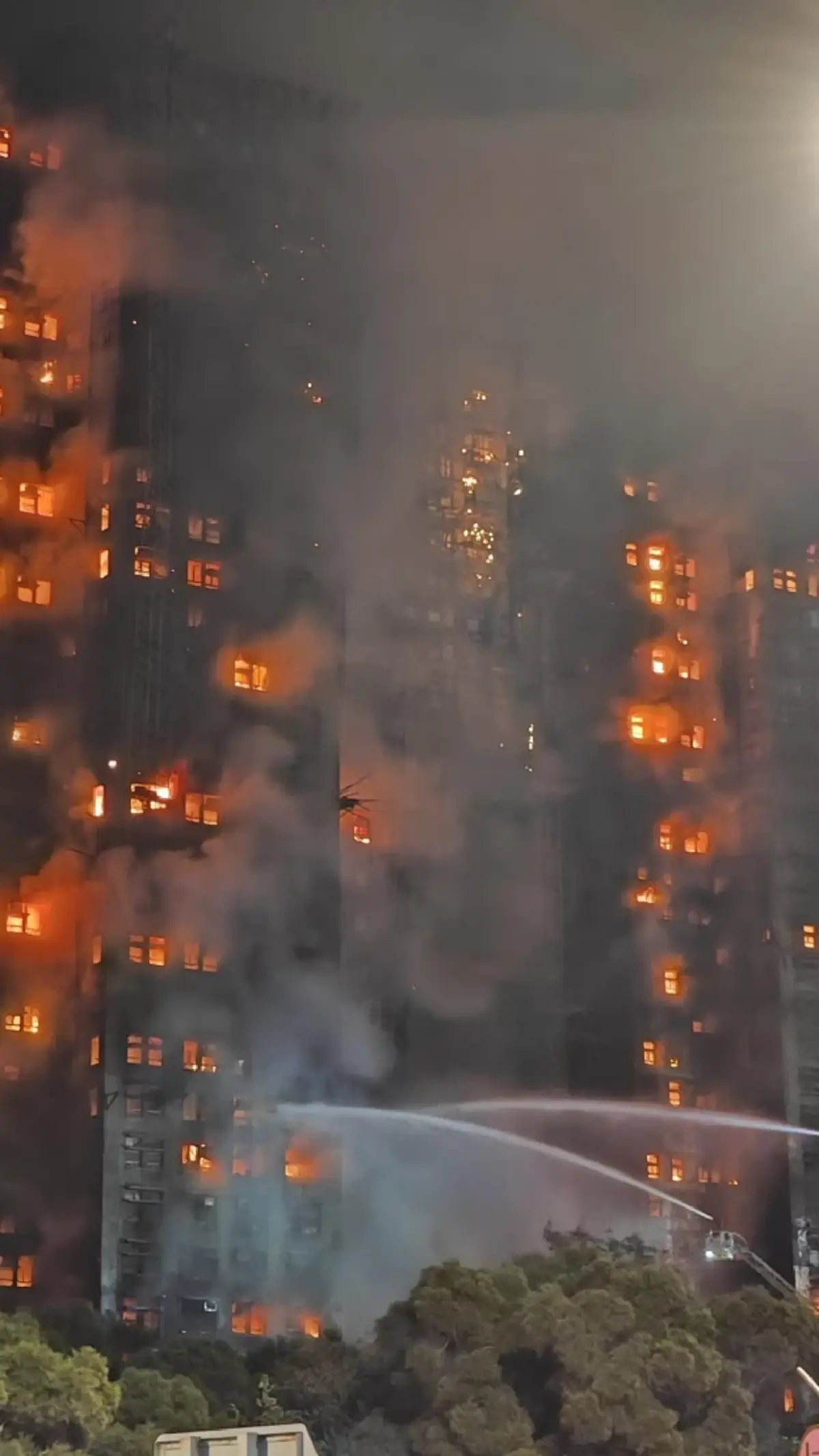 เศร้าสลด ยอดเสียชีวิตล่าสุด ไฟไหม้ฮ่องกง หลังลุกลามอย่างรุนแรง