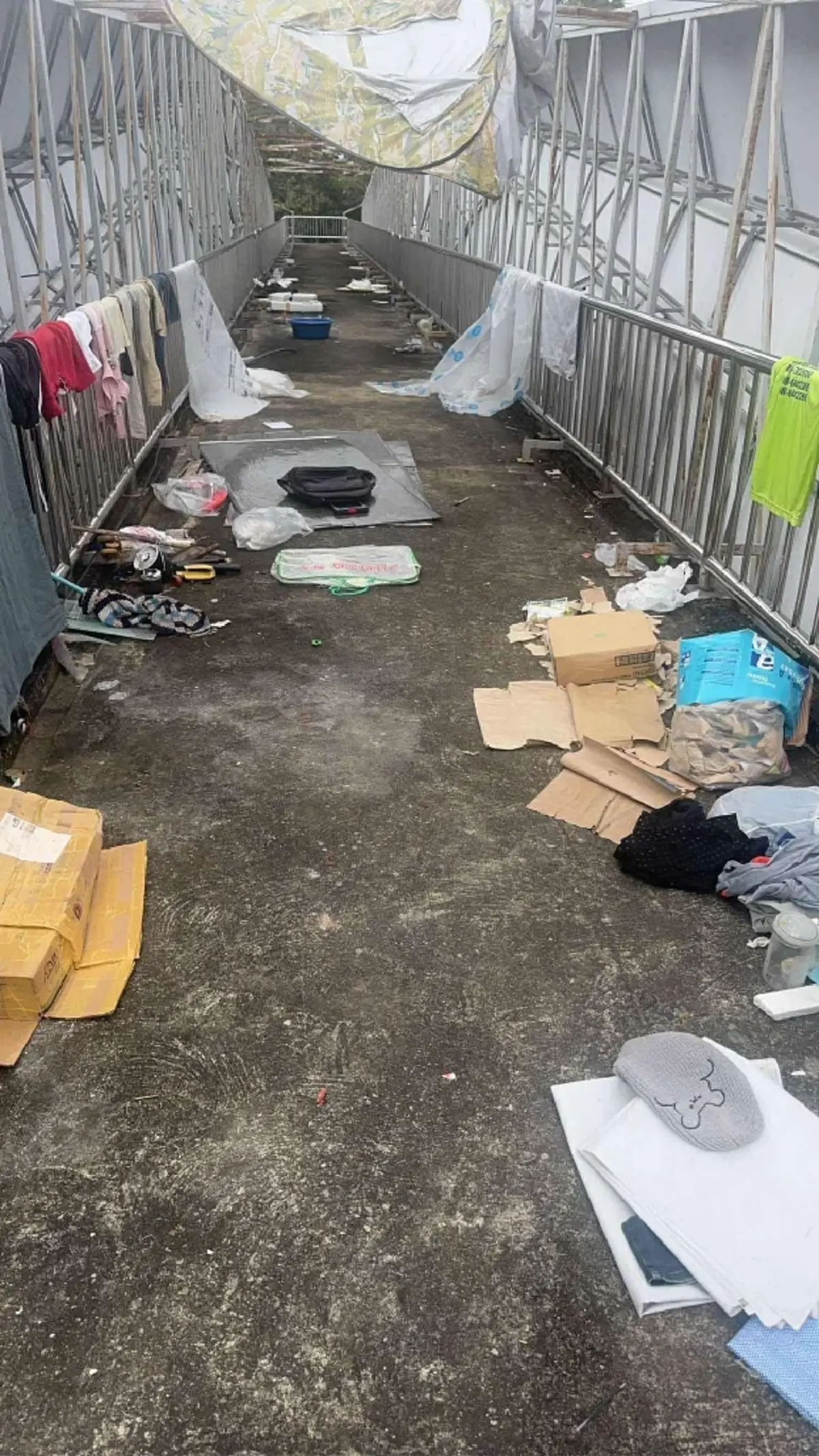 ชาวบ้านเอือมระอา ผัวเมียยึดสะพานลอยทำเป็นบ้านนาน 3 เดือน