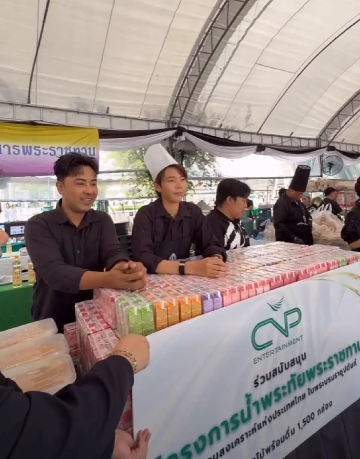 ศิลปินใจบุญ! ป๊ายปาย โอริโอ้ ลงพื้นที่แจกอาหารพระราชทาน