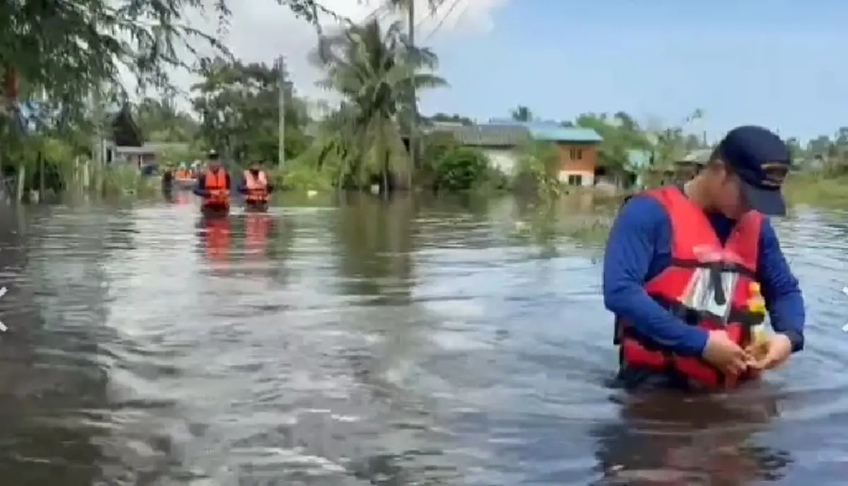 กองทัพเรือส่งชุดปฏิบัติการแพทย์ฉุกเฉิน ช่วยผู้ประสบภัยถึงบ้าน