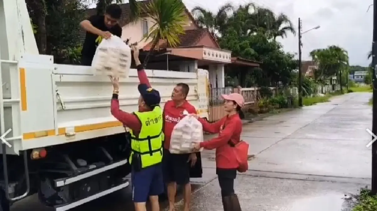 CIB โดยตำรวจน้ำสตูล ออกช่วยเหลือผู้ประสบภัยน้ำท่วมในพื้นที่
