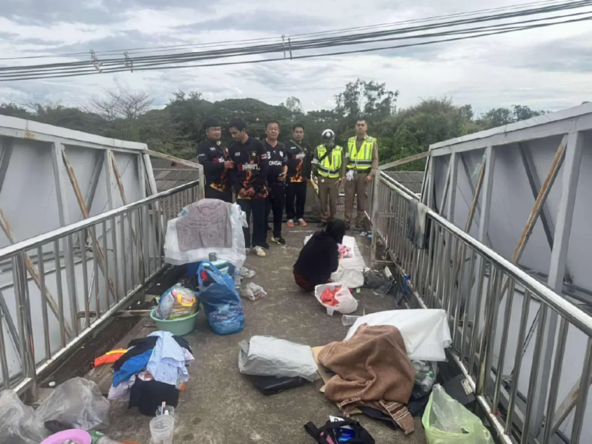 ชาวบ้านเอือมระอา ผัวเมียยึดสะพานลอยทำเป็นบ้านนาน 3 เดือน