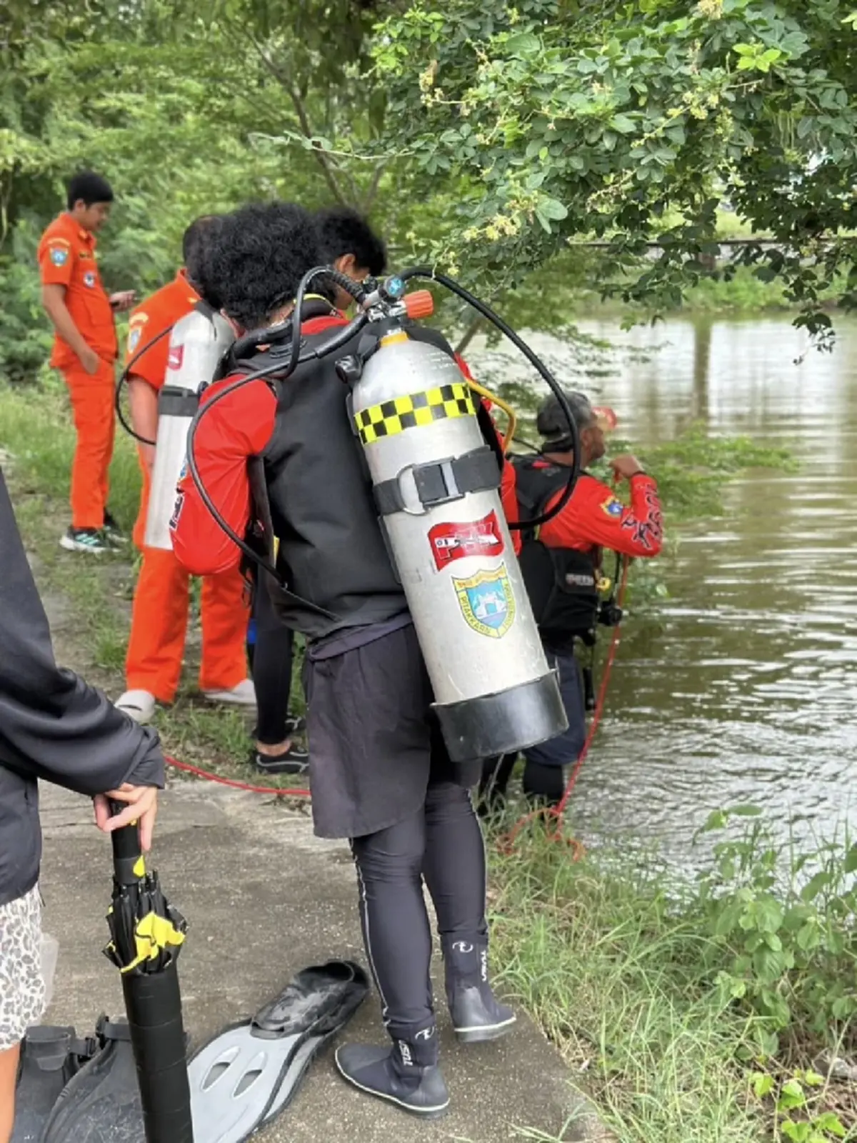 พบแล้ว หญิงจมน้ำหาย ขนลุกหายไปคนเดียว แต่กู้ภัยงมเจอ 2 ร่าง