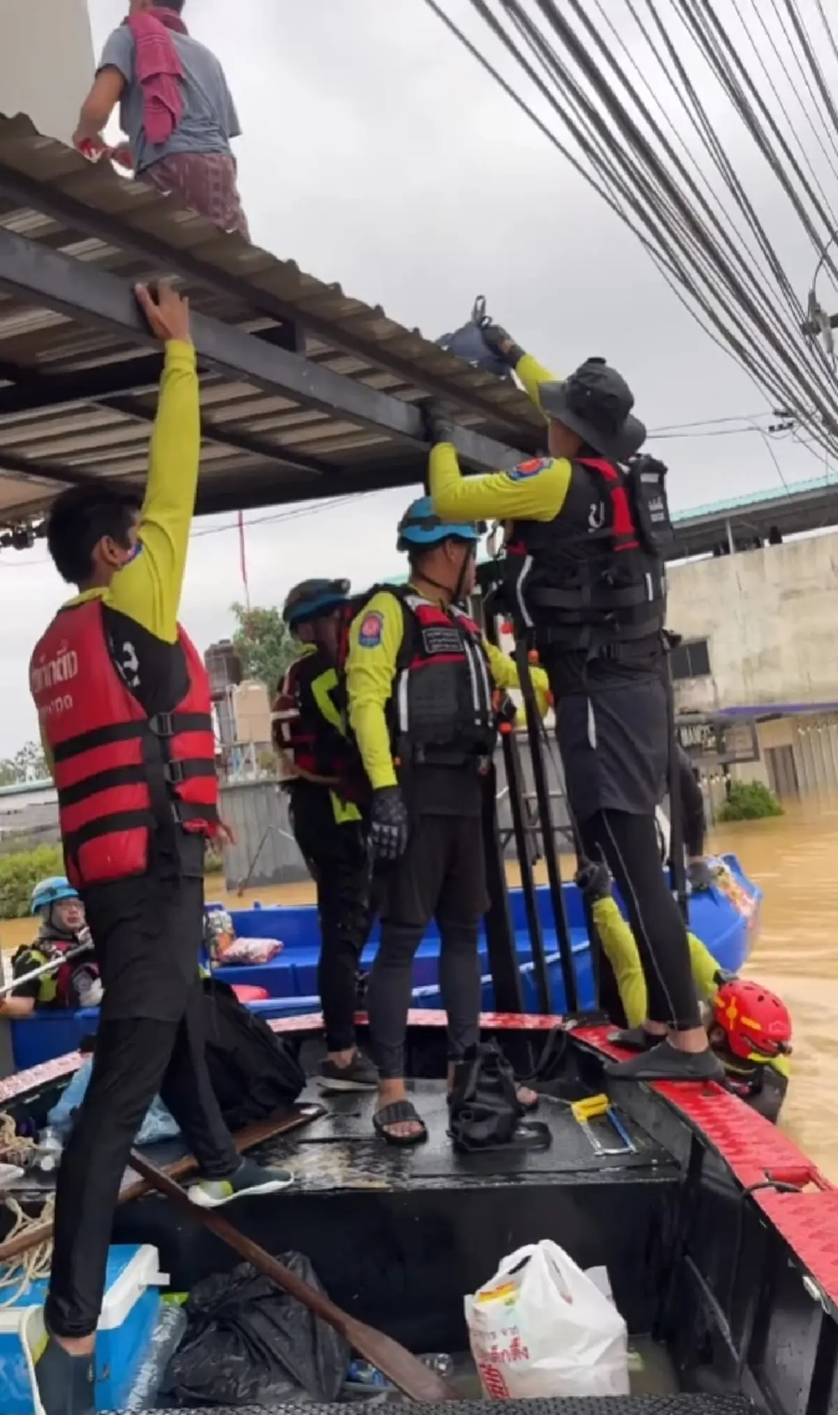 ฮีโร่จากเมืองหลวง ทีมกู้ภัย กทม. ลงช่วยน้ำท่วมหาดใหญ่ ไม่ทิ้งใครไว้ข้างหลัง