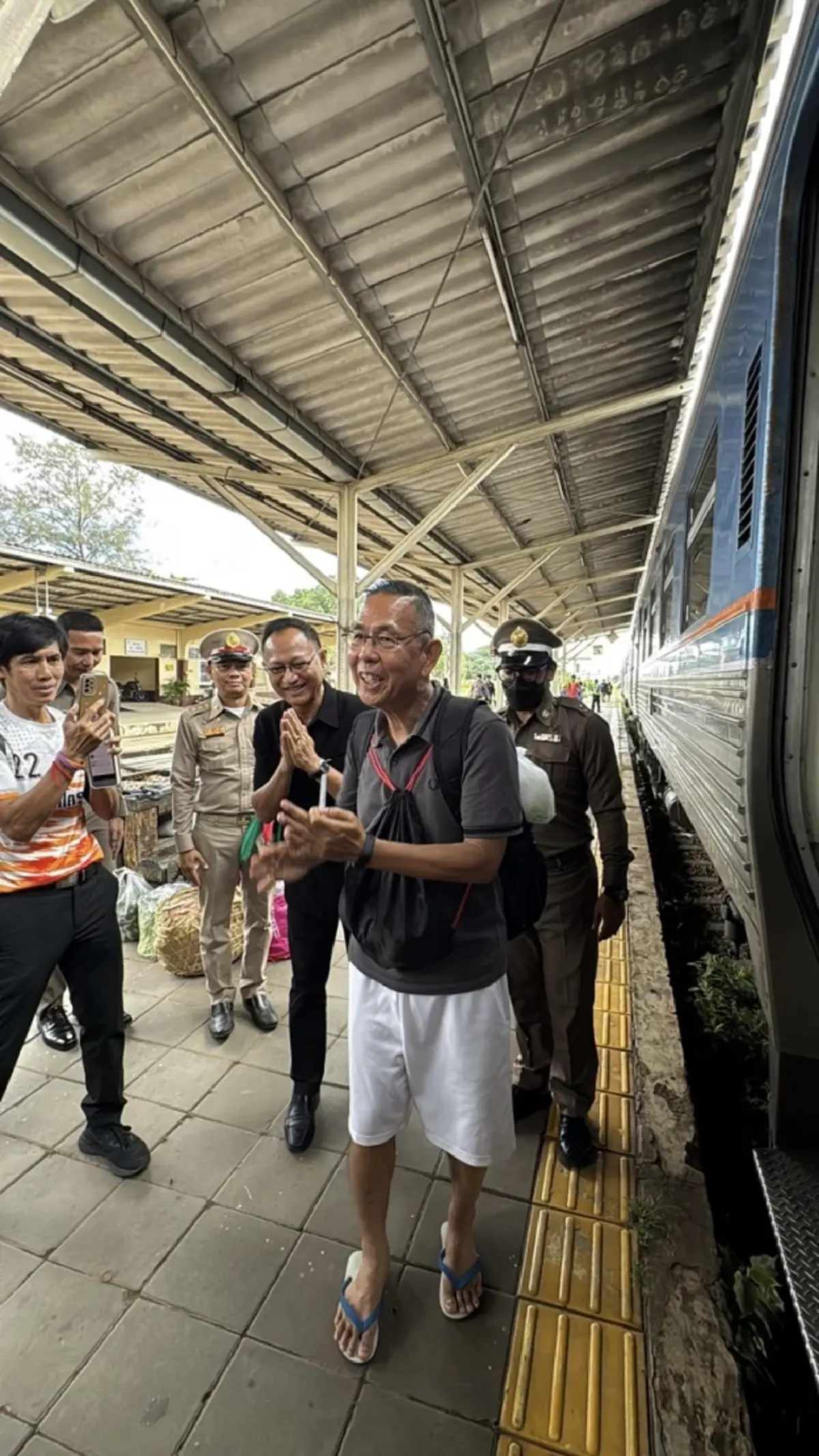 ส่องชุด ชัยวัฒน์ ชื่นโกสุม ต่อคิวซื้อตั๋วรถไฟ ก่อนรับตำแหน่งใหม่