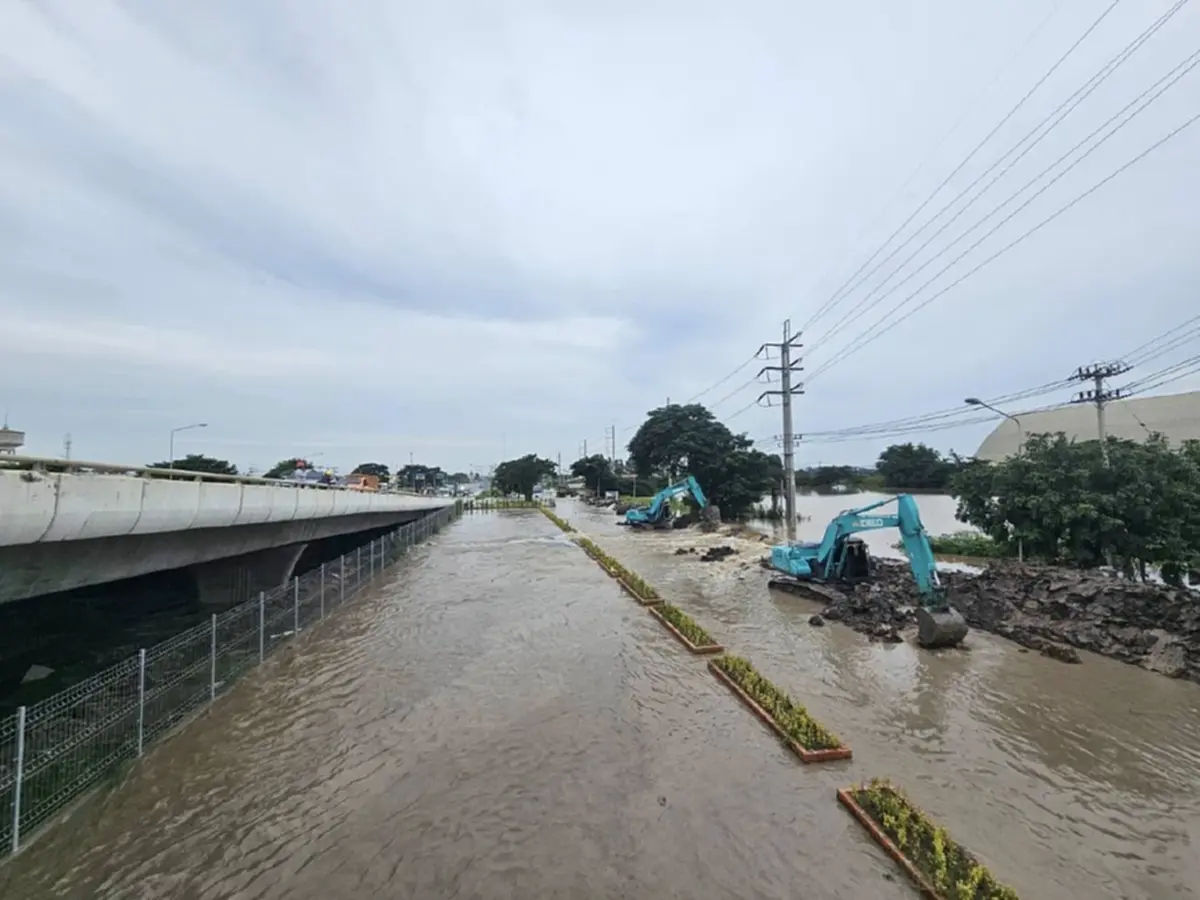 แตกแล้ว! คันดินป่าโมก ทำน้ำเจ้าพระยาทะลักท่วมชุมชนอ่างทอง