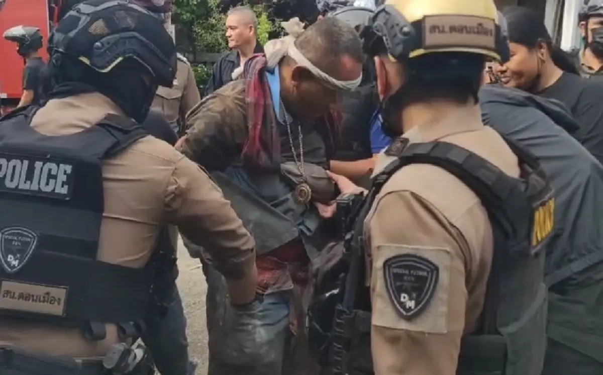 หนุ่มคลั่งราดน้ำมันตัวเอง ถือมีดป่วน ตำรวจปิดซอยระงับเหตุระทึก