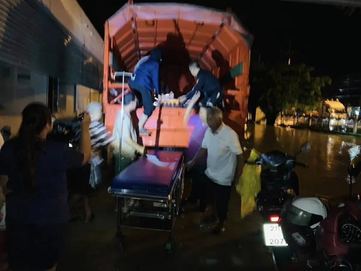 ทะเบียนรถ คุณแม่ท้องแก่ คลอดลูกบนรถเคลื่อนย้ายผู้ประสบภัย 