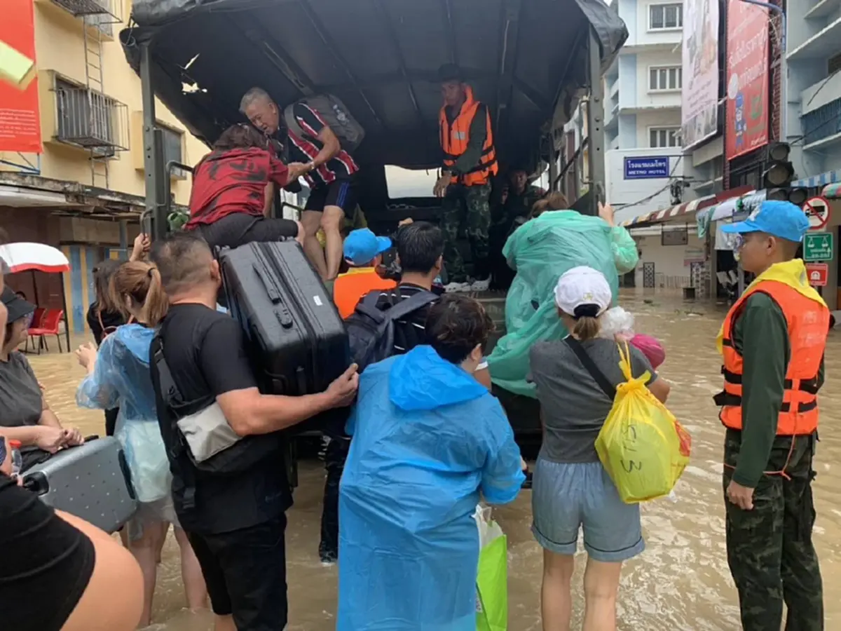 ทหารลุยน้ำช่วยชาวบ้านใต้ อพยพผู้สูงอายุหนีน้ำวิกฤต