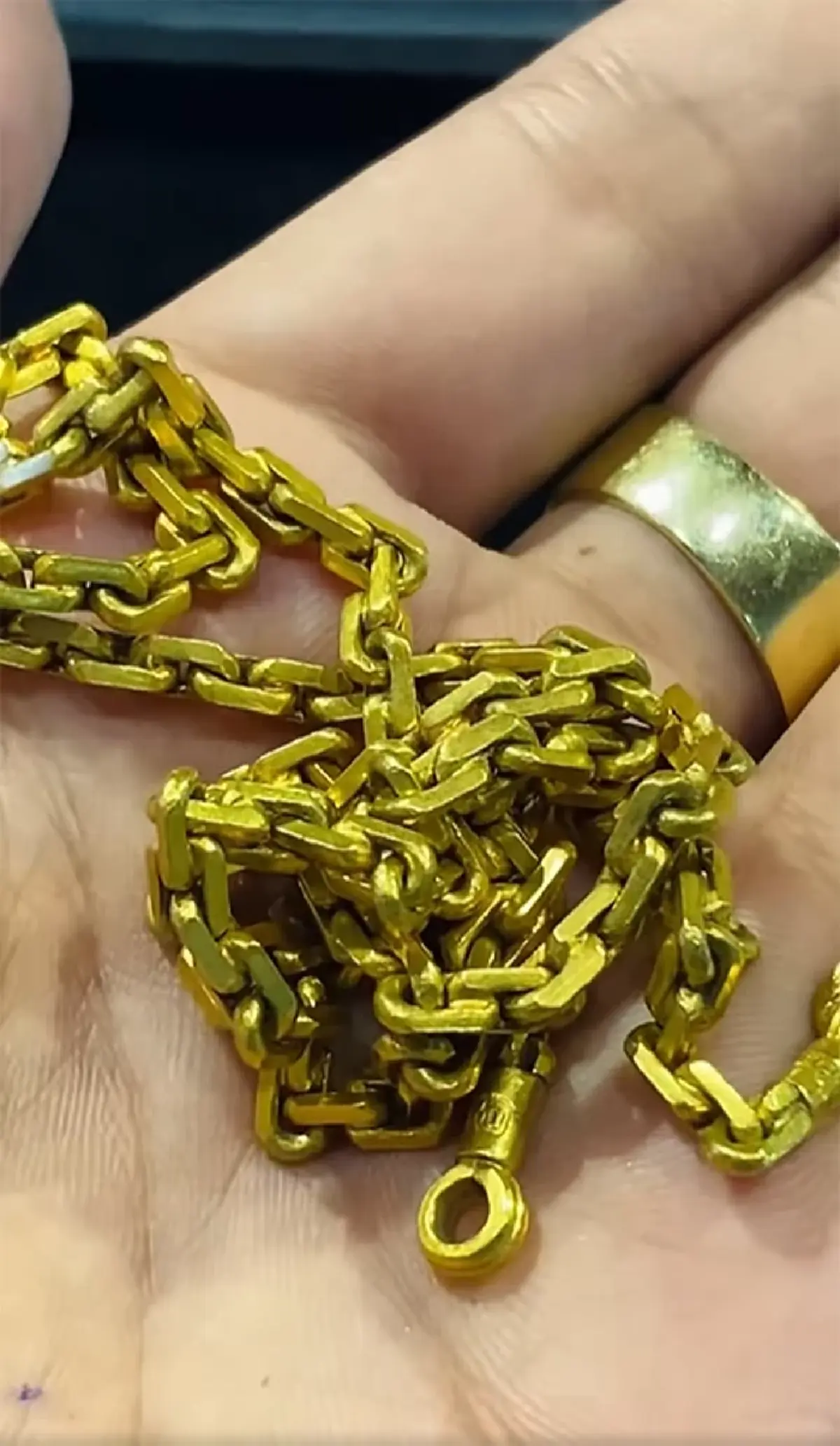 สาวกลั้นใจหอบทองมรดกมาขาย ช่างหลอมพิสูจน์ ผลออกมาน้ำตาแทบร่วง