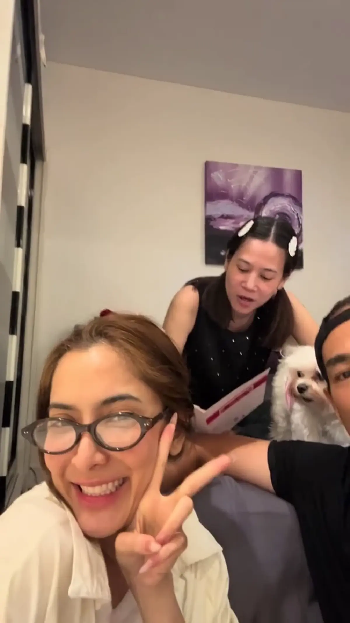  แฟน ๆ ใจละลายแล้ว! โมเมนต์วันเกิดน้องสาวตุ้ย ธีรภัทร์ ที่พิ้งกี้ สาวิกา ร่วมเขียนการ์ดและร่วมเฟรมกับตุ้ยและลูกชาย แค่เห็นภาพก็ฟินจนใจพอง ความสัมพันธ์ที่อบอุ่นแบบนี้ แม้ยังไม่เปิดตัวเป็นทางการ ก็ทำแฟน ๆ ยิ้มกว้างได้