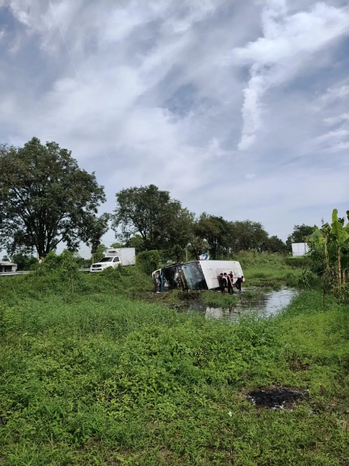 รถบัสทัศนศึกษา รร.อุตรดิตถ์ พลิกคว่ำลงข้างทาง นร.บาดเจ็บหลายราย