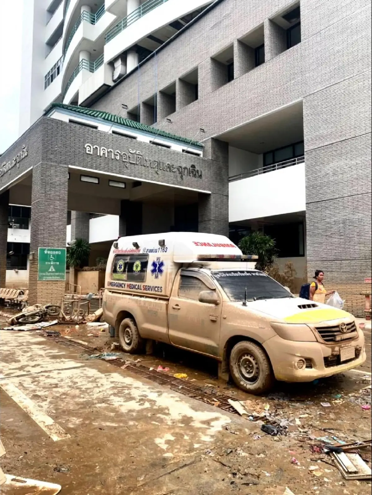 ในหลวงโปรดเกล้าฯ พระราชทานเงิน 100 ล้าน เหตุน้ำท่วมภาคใต้