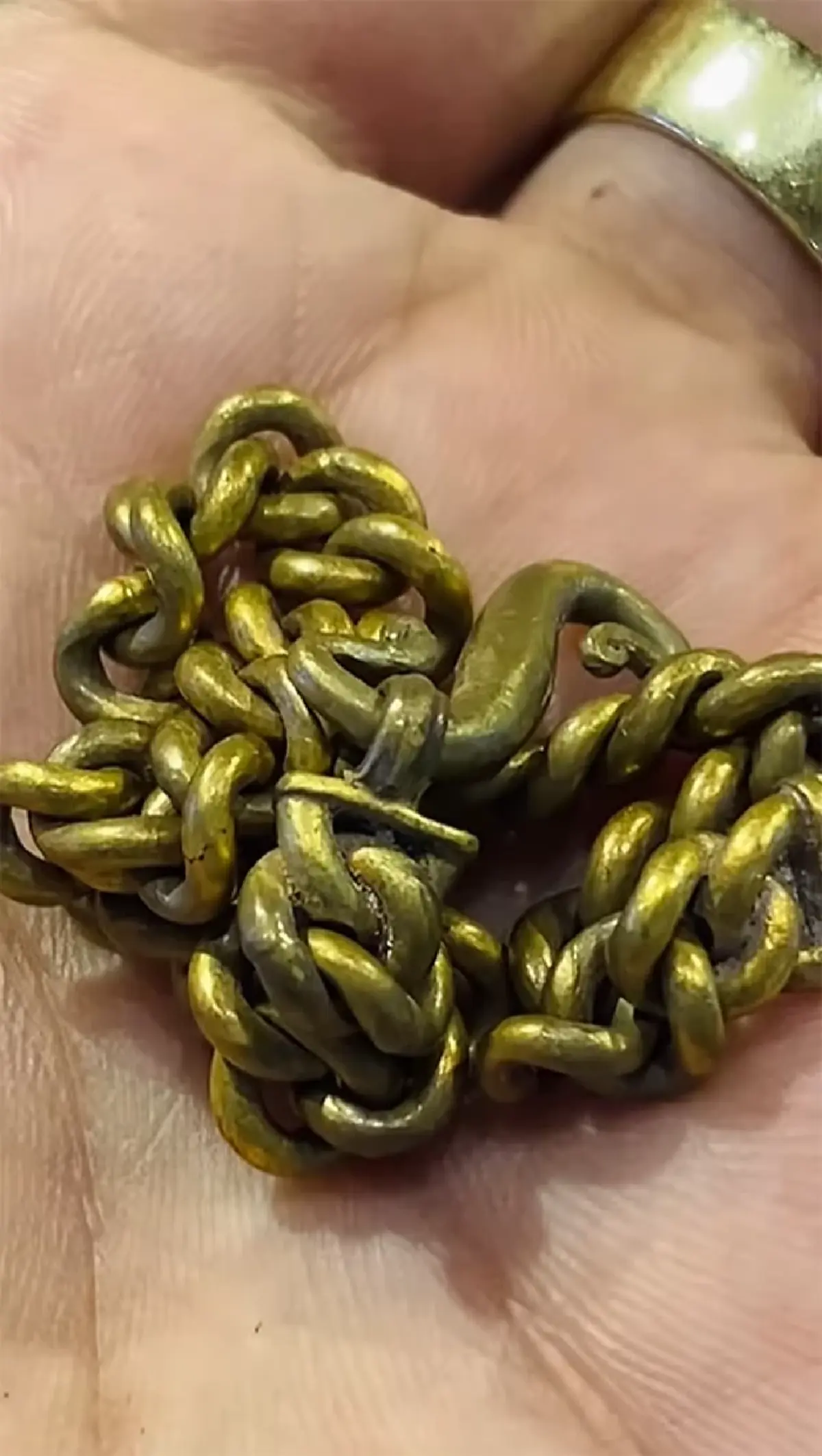 สาวกลั้นใจหอบทองมรดกมาขาย ช่างหลอมพิสูจน์ ผลออกมาน้ำตาแทบร่วง