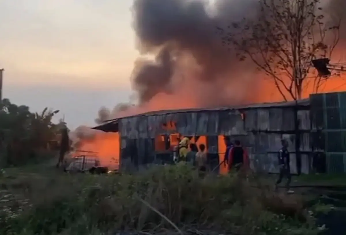 เกิดเหตุเพลิงไหม้ภายในร้านรับซื้อของเก่าถนนเทพารักษ์