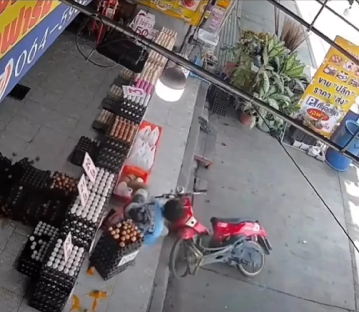 เปิดค่าเสียหาย วัยรุ่นซิ่งมอเตอร์ไซค์เหมาแผงไข่ ตลาดดัง