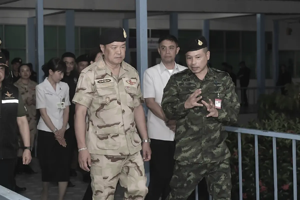 นาทีซึ้ง นายกฯ ปาดน้ำตา เยี่ยมทหารกล้าบาดเจ็บ เหตุเหยียบทุ่นระเบิด