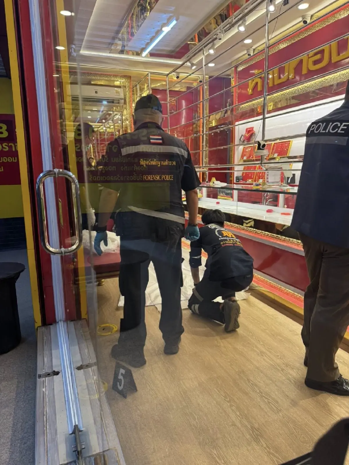 เจ้าของร้านฮึดสู้ คนร้ายบุกปล้น ก่อนโจรตัดสินใจทำสิ่งไม่คาดคิด