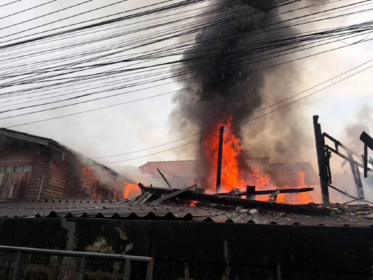 อัปเดตเหตุเพลิงไหม้!  ภายในชุมชนศาลาครืน ซอยวุฒากาศ 42