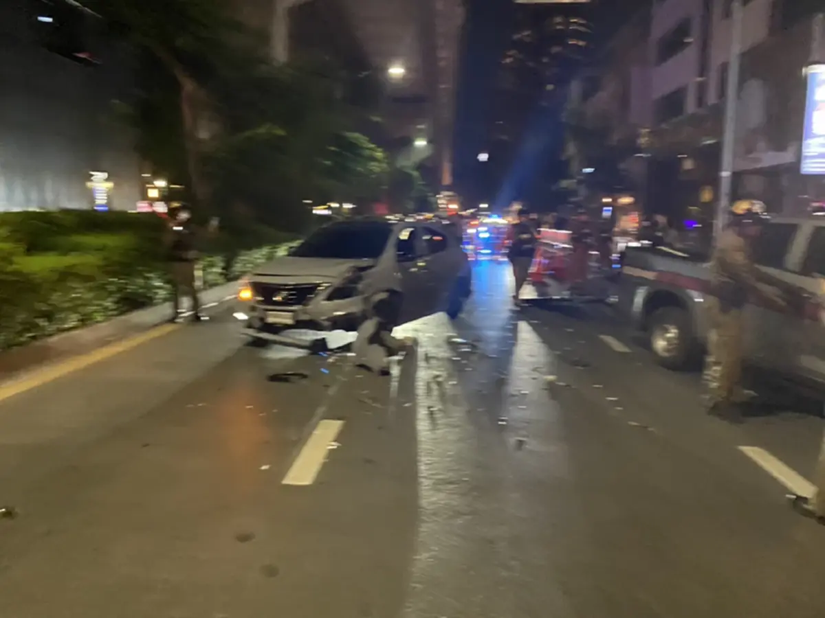 หนุ่ม 27 หันคุยเพื่อนเสี้ยววิ ซิ่งชนรถตร.คาด่าน จับเป่ารู้เรื่อง