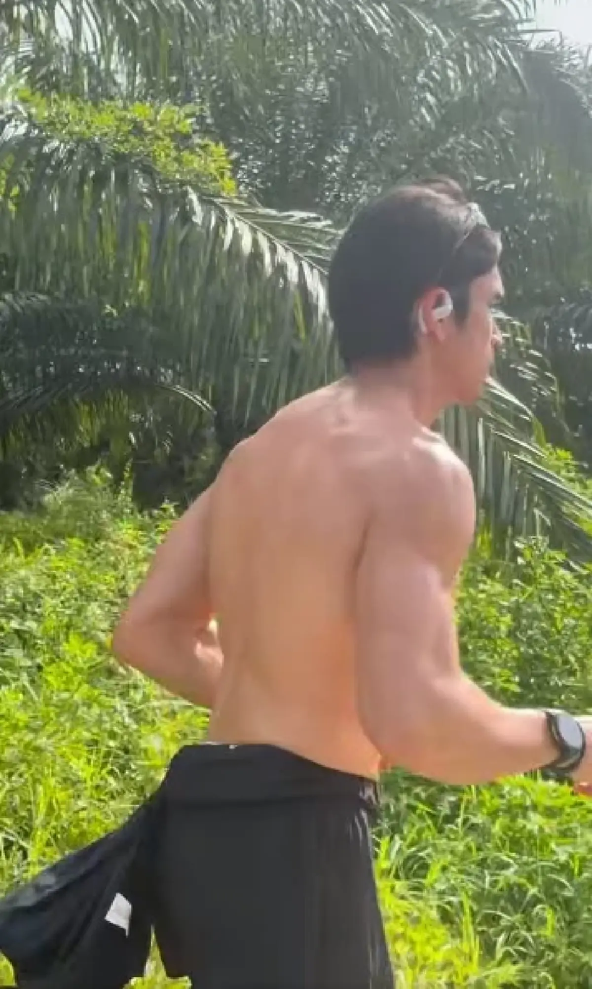 กรี๊ดกันทั้งรถ ขับกระบะผ่าน พระเอกดัง&quot;วิ่งโชว์ซิกแพคริมถนน