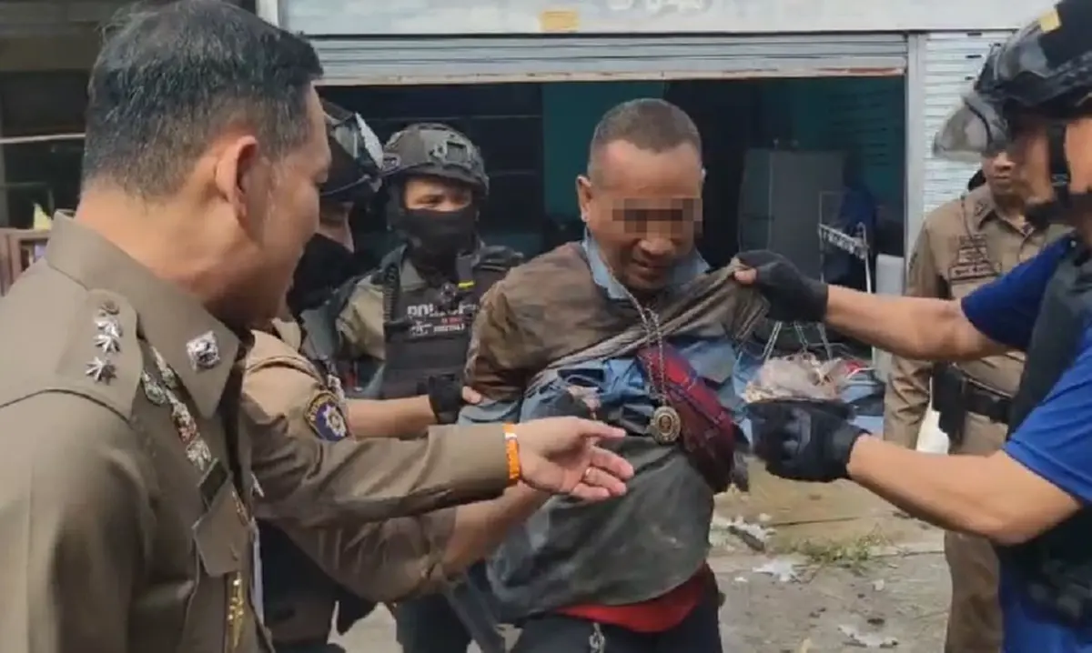 หนุ่มคลั่งราดน้ำมันตัวเอง ถือมีดป่วน ตำรวจปิดซอยระงับเหตุระทึก