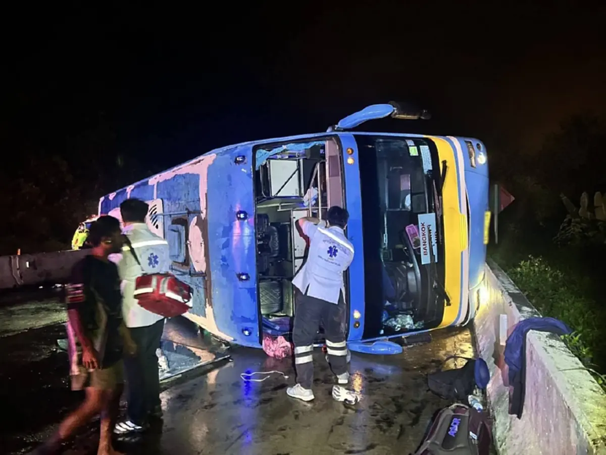 รถทัวร์เชียงใหม่-กรุงเทพฯ พลิกคว่ำ ทางลงดอยขุนตาล ผู้โดยสารเจ็บเพียบ 