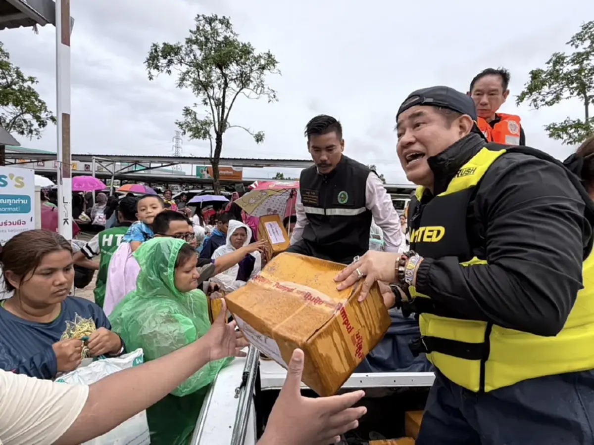 เปิดปฏิบัติการ 8 ชั่วโมง"ร.อ.ธรรมนัส"ลุยฝ่าน้ำท่วม ช่วย 500 ชีวิต