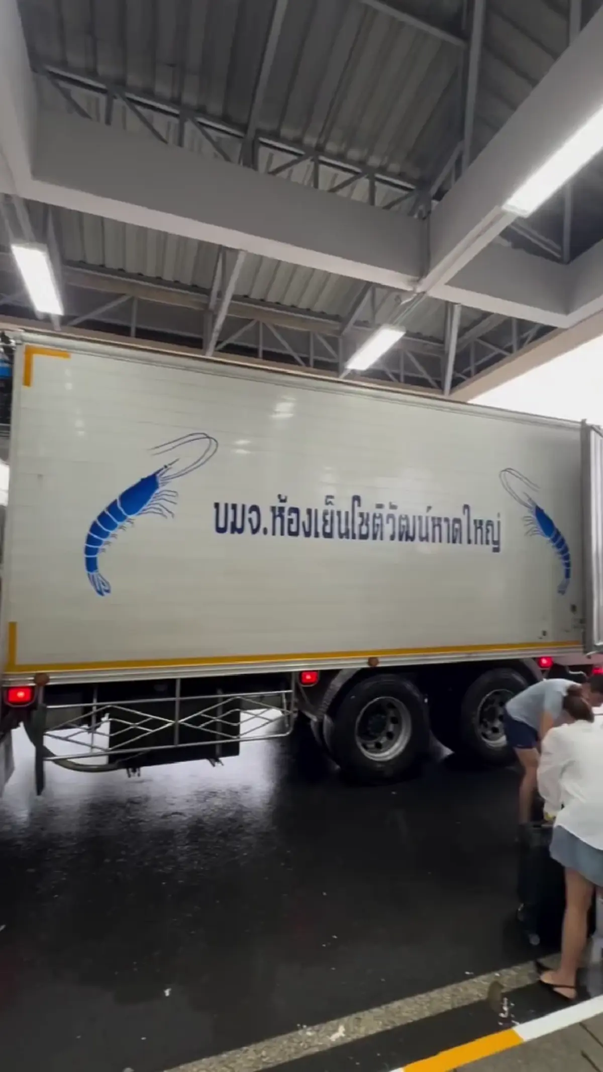 ประทับใจทั้งเมือง รถบรรทุกโชติวัฒน์ลุยน้ำ รับส่งถึงสนามบิน