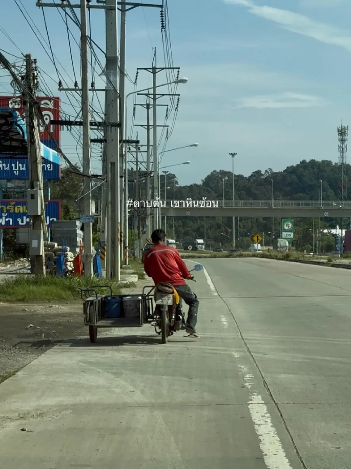 ชายปริศนา ใช้เท้าไถรถไปเรื่อย ๆ นึกว่ารถเสีย พอตร. ถามไถ่คดีพลิก