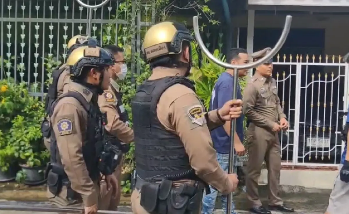 หนุ่มคลั่งราดน้ำมันตัวเอง ถือมีดป่วน ตำรวจปิดซอยระงับเหตุระทึก