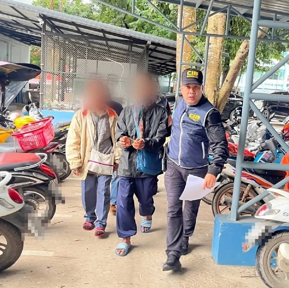 จับผัวเมียส่งยา จู่ๆ เจ้าทรงประทับร่าง ตำรวจต้องไล่ก่อนรวบ