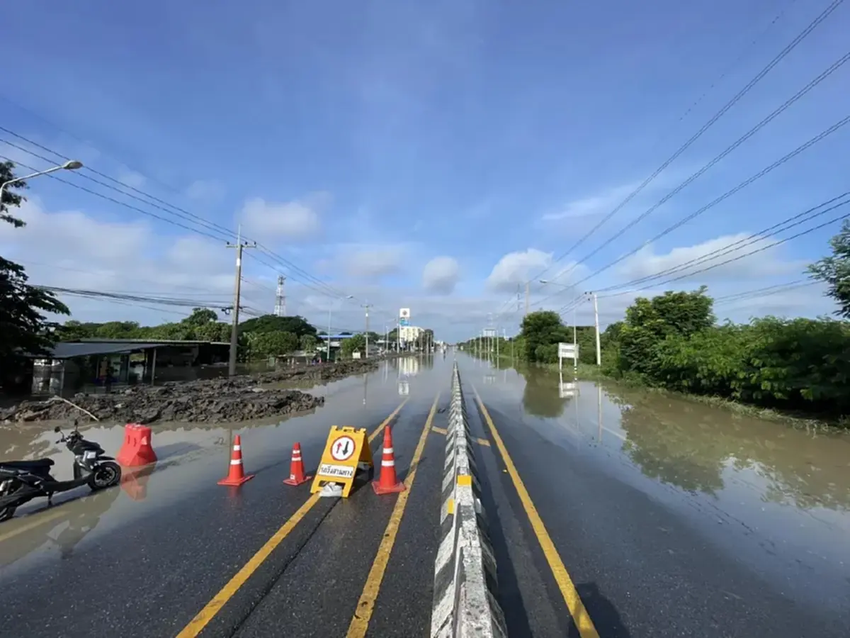 ปิดถนนป่าโมก-สุพรรณ น้ำท่วมสูง 50 ซม. เจ้าหน้าที่เร่งอำนวยความสะดวก