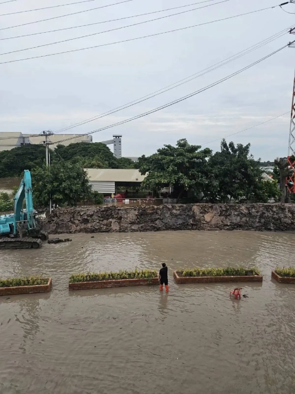 แตกแล้ว! คันดินป่าโมก ทำน้ำเจ้าพระยาทะลักท่วมชุมชนอ่างทอง