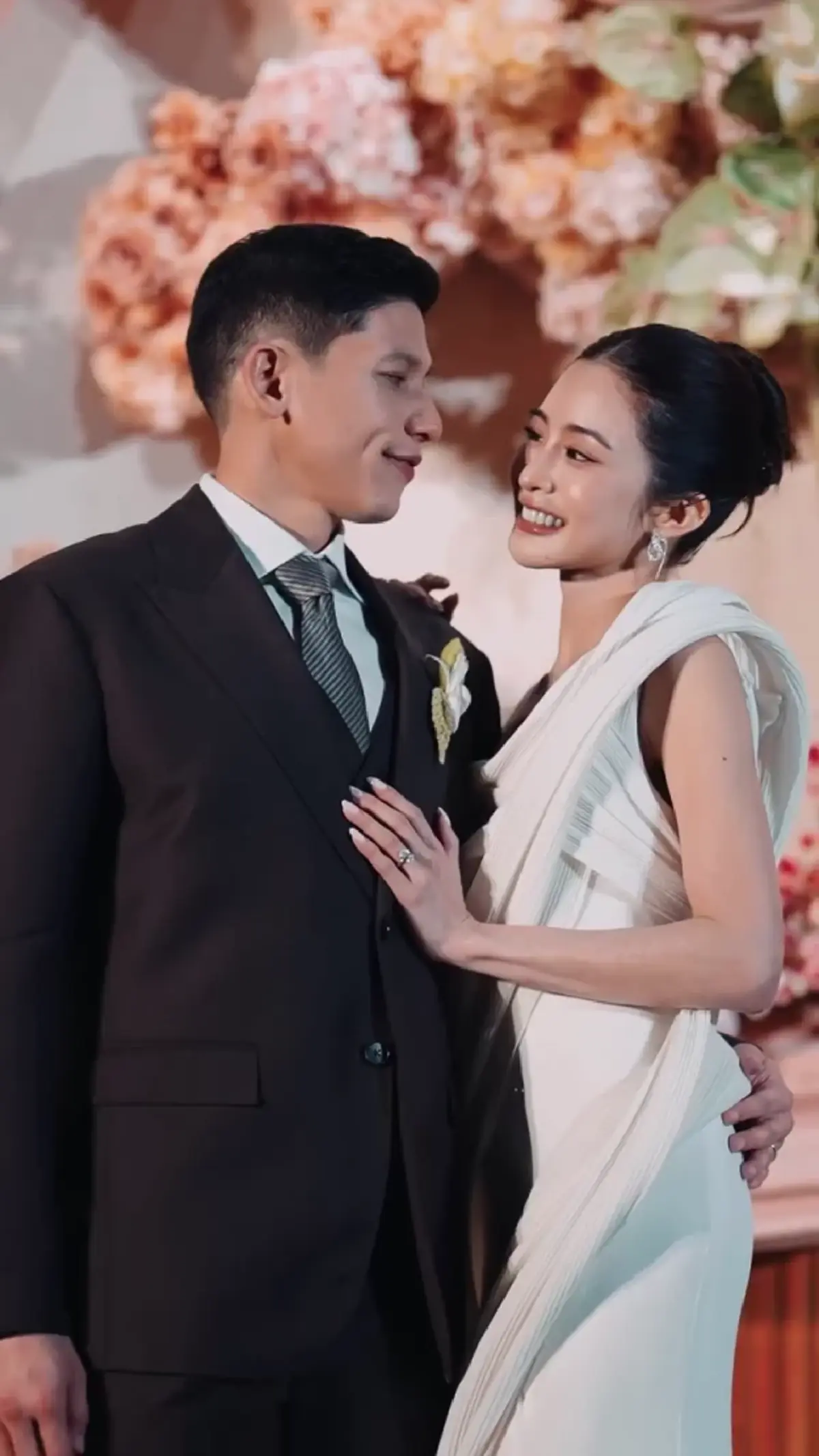 อบอุ่นทั้งงาน เก็บตกภาพบรรยากาศพิธีหมั้น “มายด์–พาย”