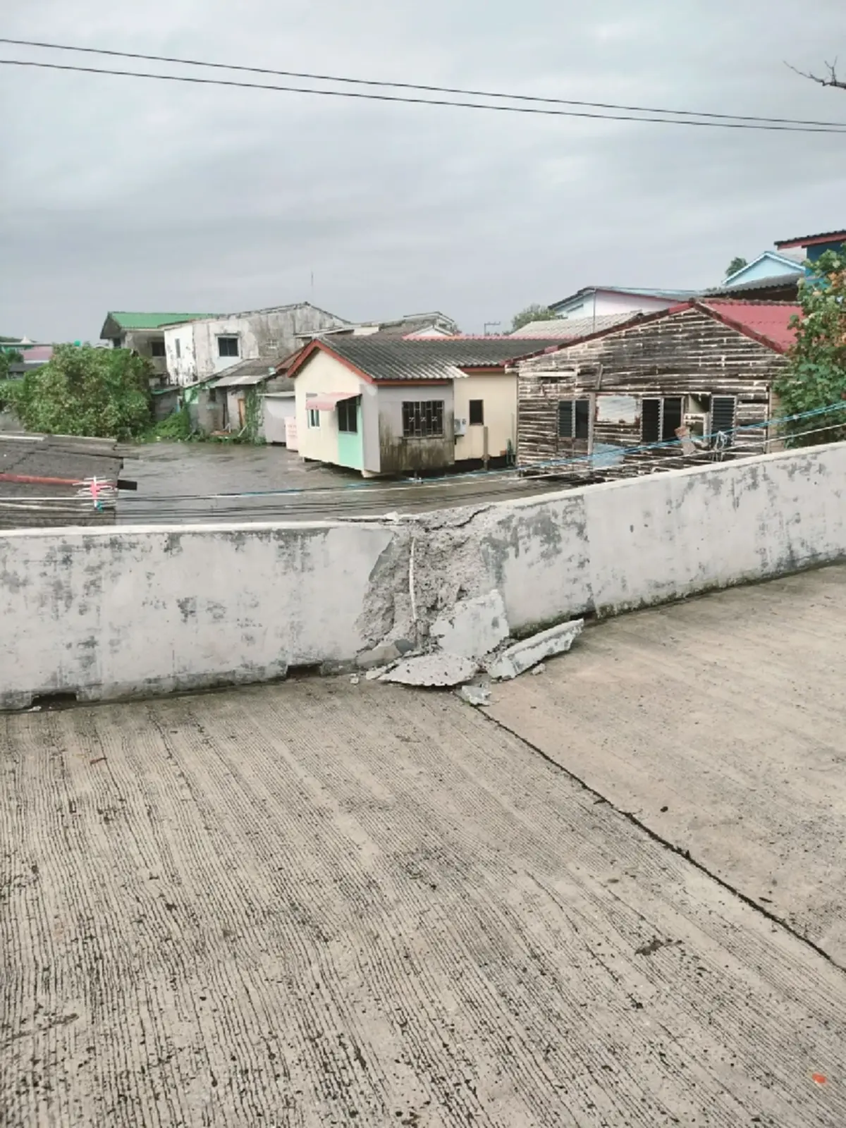 สะพานเก้าเส้งหักแล้ว งดสัญจรเด็ดขาด น้ำท่วมสงขลาอ่วม